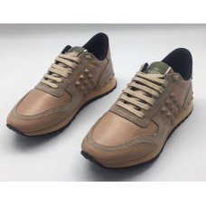 Женские кожаные летние кроссовки Valentino Garavani Rockstud бежевые с шипами