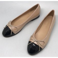 Женские кожаные  брендовые  балетки Chanel Cruise лаковые бежевые с черным