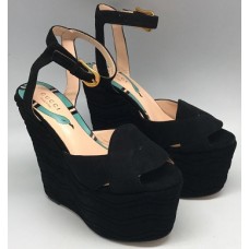 Замшевые босоножки Gucci на танкетке черные