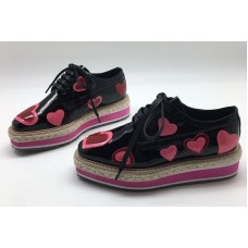 Женские осенние кожаные с лаком ботинки Prada черные с сердцами