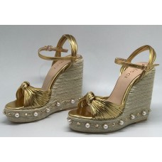 Кожаные босоножки Gucci Barbette золотые на танкетке с декором