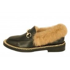 Женские зимние кожаные лоферы Gucci черные с мехом и золотой цепочкой