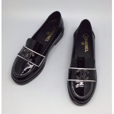 Женские брендовые кожаные лоферы с лаком Chanel Black