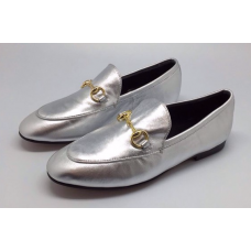 Женские летние кожаные лоферы Gucci серебристые