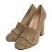 Эксклюзивная брендовая модель Женские замшевые туфли Gucci Marmont бежевые с пряжкой
