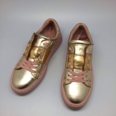 Женские кожаные золотистые кроссовки Valentino Garavani Rockstud