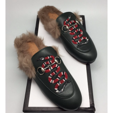 Женские кожаные лоферы Gucci зеленые с мехом