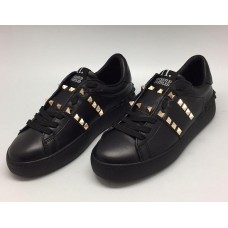 Женские кожаные кроссовки Valentino Garavani Rockstud черные с шипами