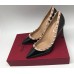 Эксклюзивная брендовая модель Женские летние кожаные лаковые туфли Valentino Garavani Rockstud черные с бежевой с отделкой