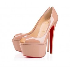 Женские лакированные кожаные туфли Christian Louboutin бежевые